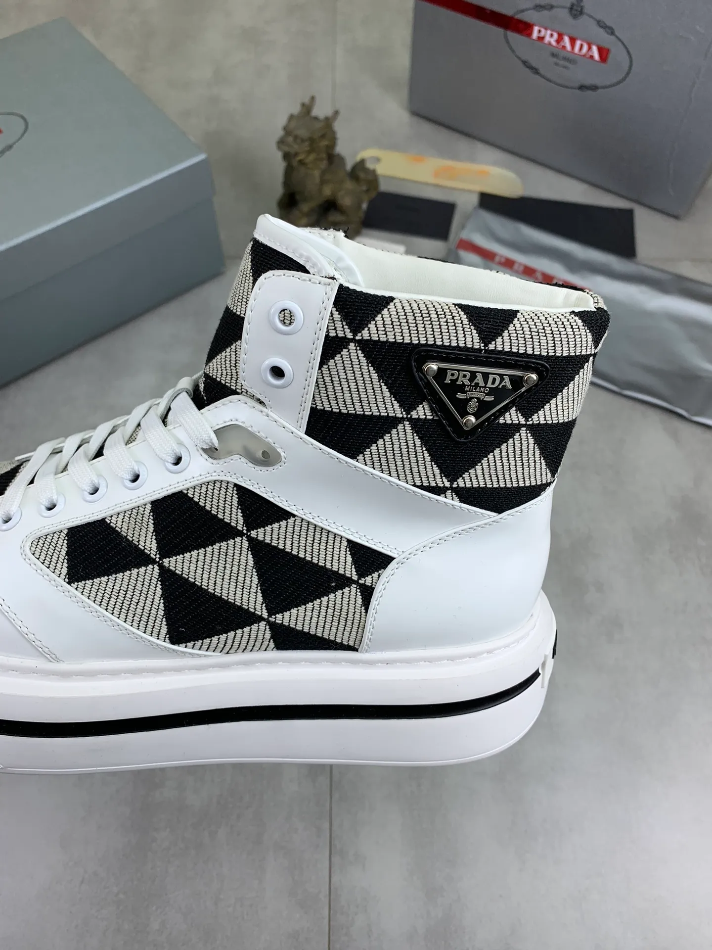 Men's shoes 💰P620 new model (high version) The new PRADA (Prada) high-top counter has launched the classic model at the same time. The new men's shoes and 😘fabrics are selected from the original imported calfskin. First layer of imported cowhide lining. The original version is awesome! 👍🏿Original open-molded non-slip PU outsole, with exquisite lines, simple and elegant, super comfortable and classy on foot, suitable for leisure travel. Code number:38-45